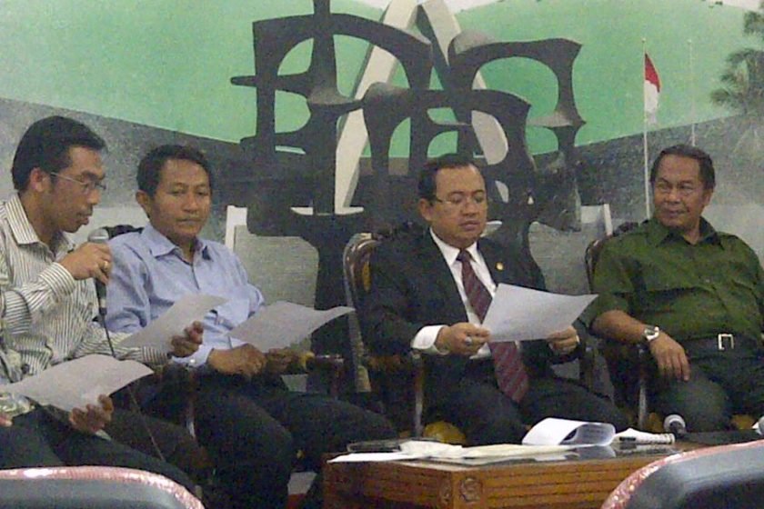 Wakil Ketua DPR RI, Priyo Budi Santoso (kkedua dari kanan) menggelar konferensi pers soal kekerasan terhadap kelompok Rohingya setelah menerima para cendekiawan lintas agama di Jakarta, Kamis (16/8). [SP/Gusti Lesek]